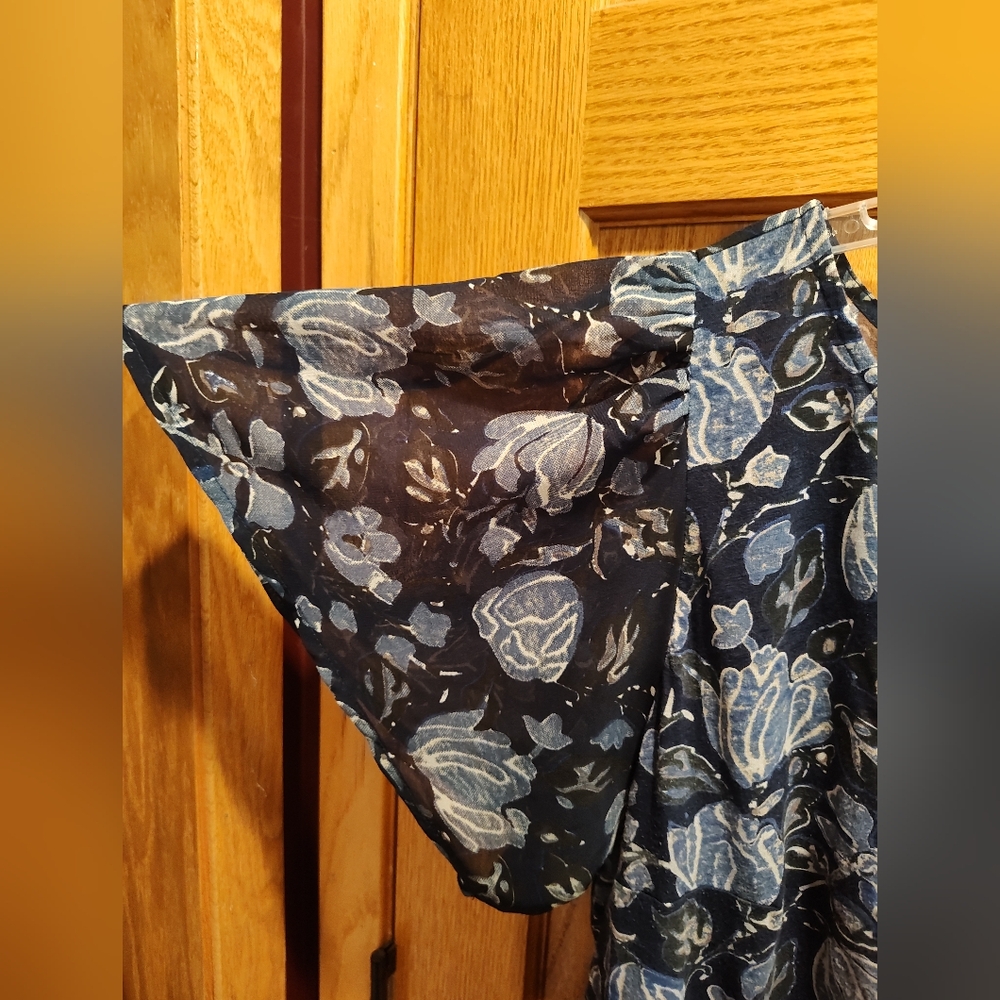 Lucky Brand Blue and White Flutter Sleeve Blouse With Back Cutout - Picture 4 of 10